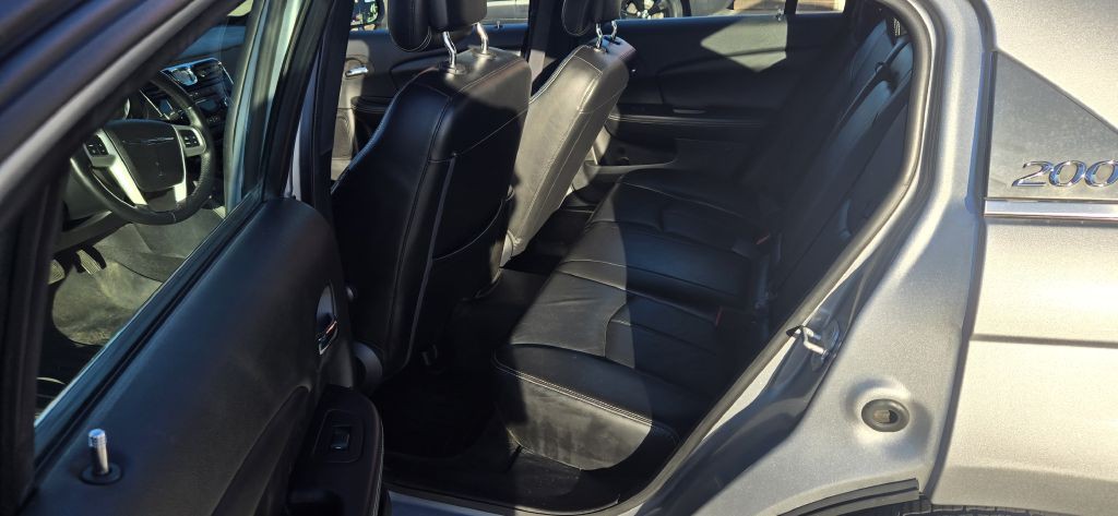 2013 Chrysler 200 Image 7