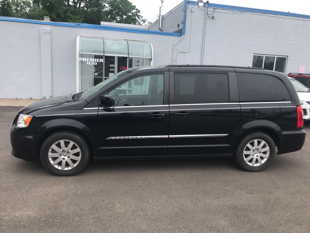 2014 Chrysler Town & Country Image 1