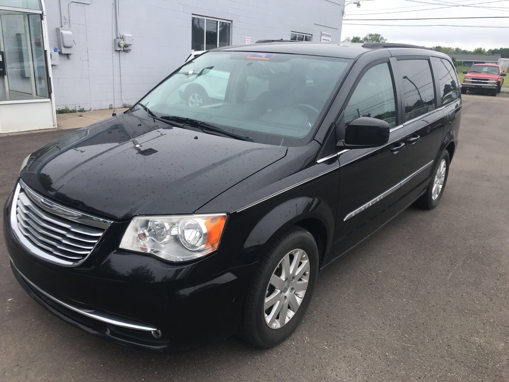 2014 Chrysler Town & Country Image 2