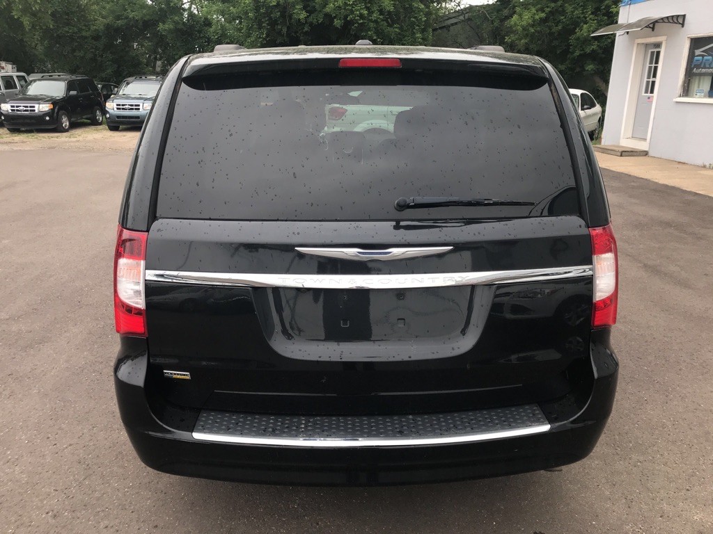 2014 Chrysler Town & Country Image 3