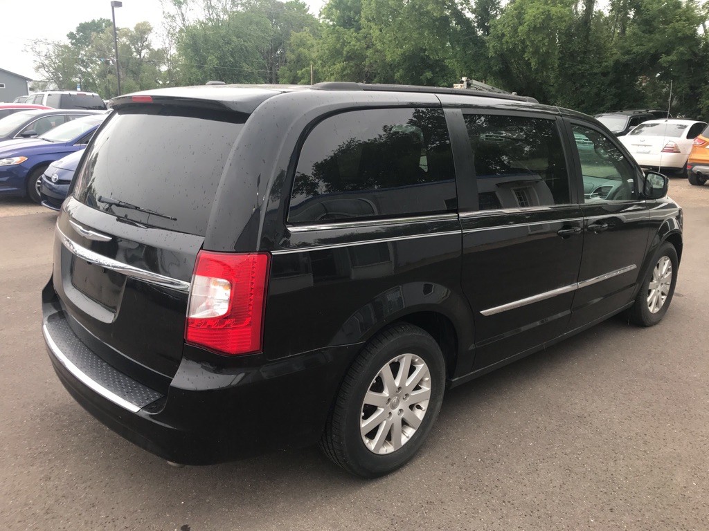 2014 Chrysler Town & Country Image 4