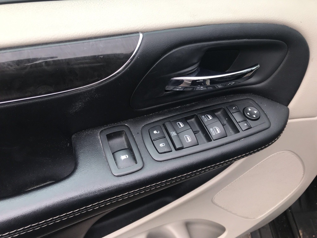 2014 Chrysler Town & Country Image 10