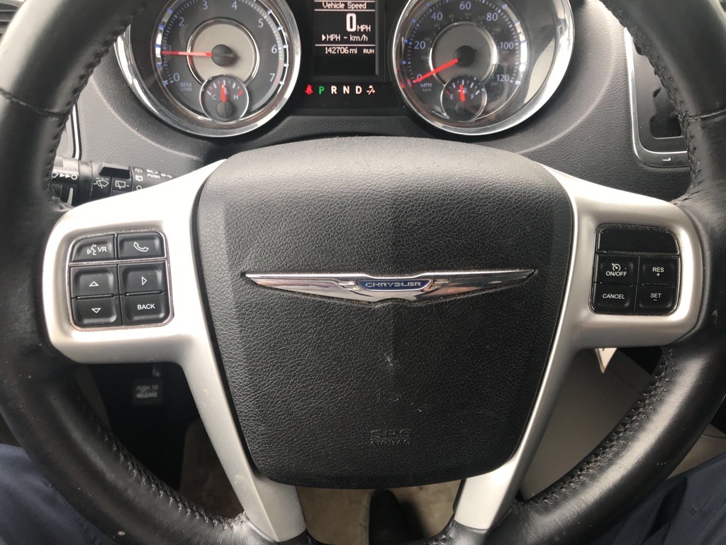 2014 Chrysler Town & Country Image 16