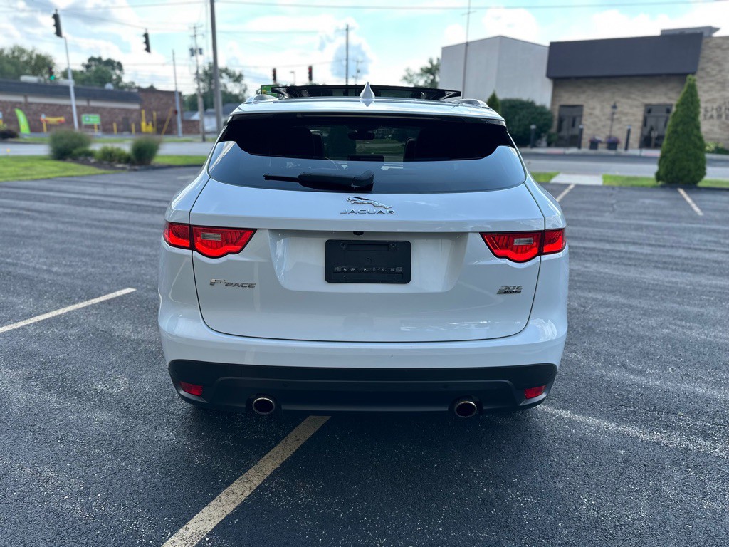 2019 Jaguar F-PACE Image 10