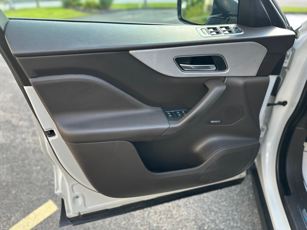 2019 Jaguar F-PACE Image 15