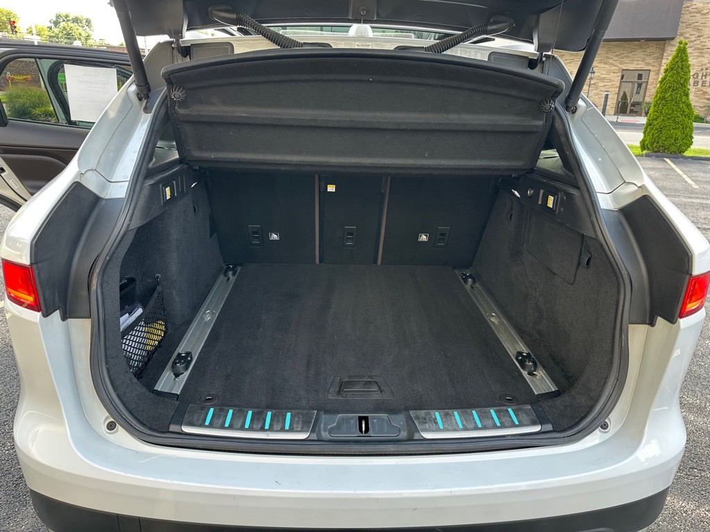 2019 Jaguar F-PACE Image 17