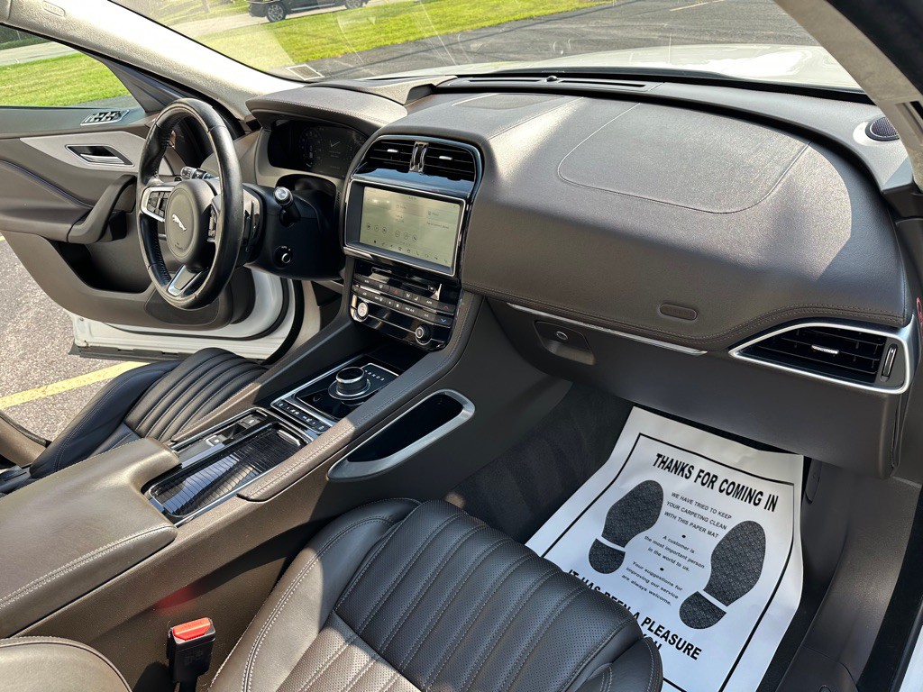 2019 Jaguar F-PACE Image 19