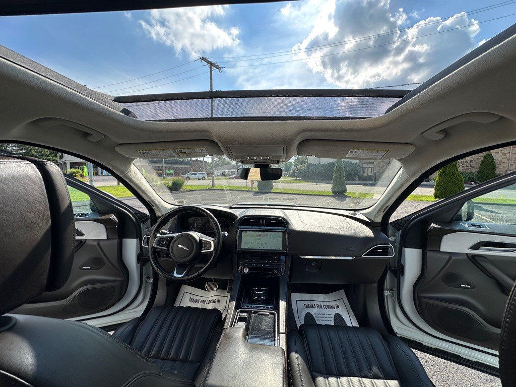 2019 Jaguar F-PACE Image 22
