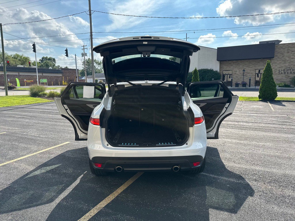 2019 Jaguar F-PACE Image 24