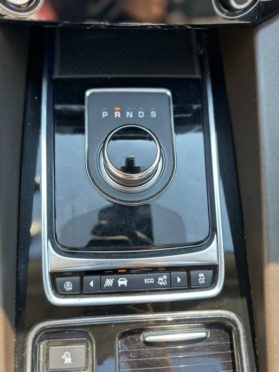 2019 Jaguar F-PACE Image 30