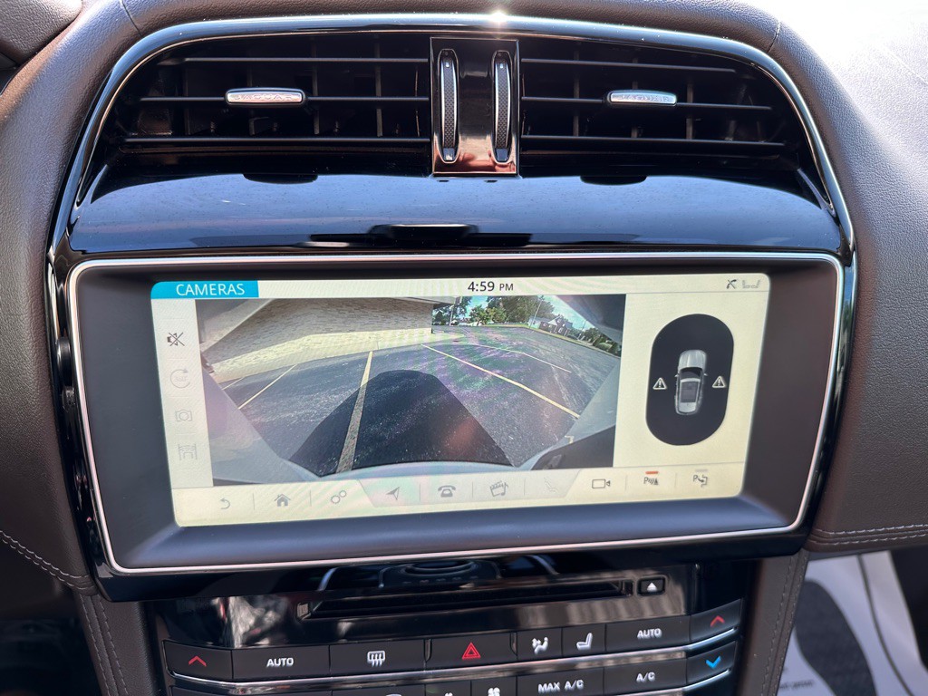 2019 Jaguar F-PACE Image 31