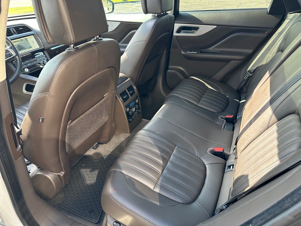 2019 Jaguar F-PACE Image 33