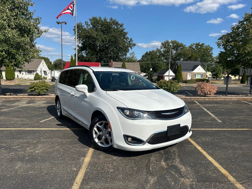 2017 Chrysler Pacifica Image 2