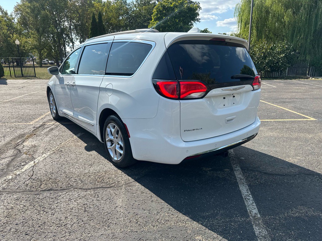 2017 Chrysler Pacifica Image 8