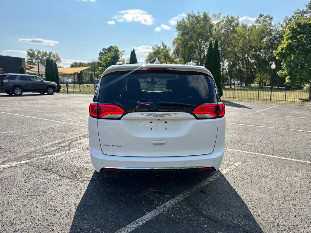 2017 Chrysler Pacifica Image 9