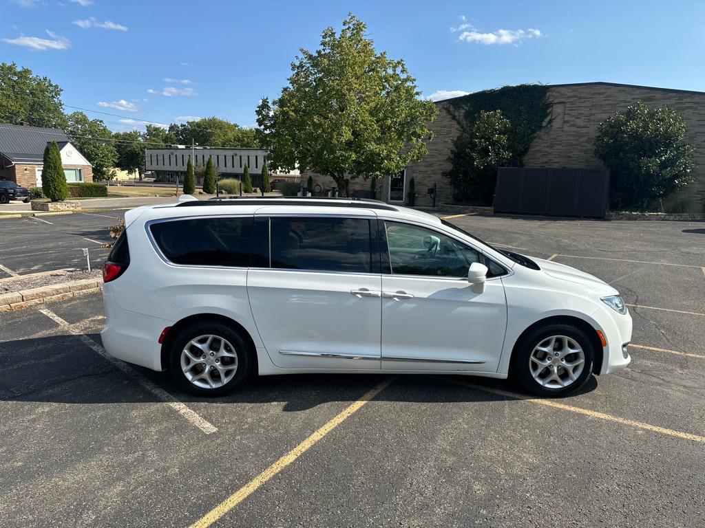 2017 Chrysler Pacifica Image 11