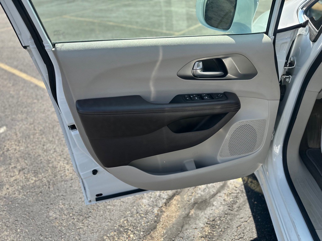 2017 Chrysler Pacifica Image 12