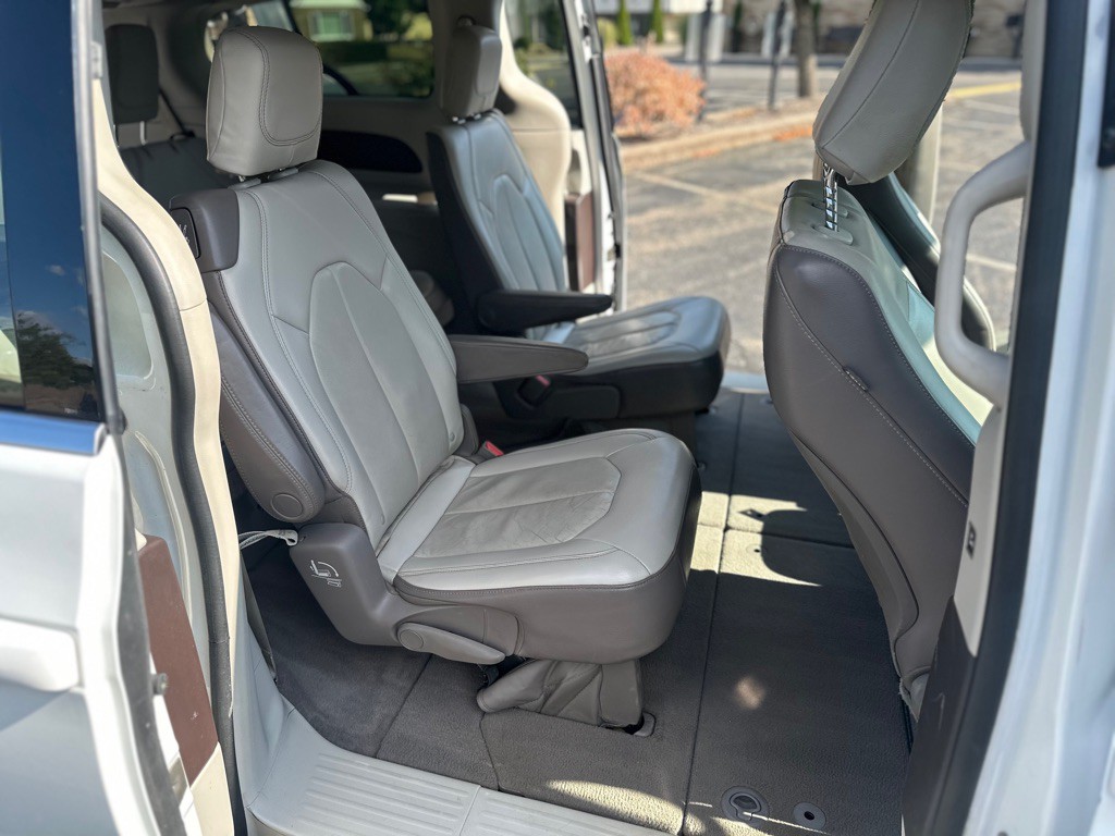 2017 Chrysler Pacifica Image 18