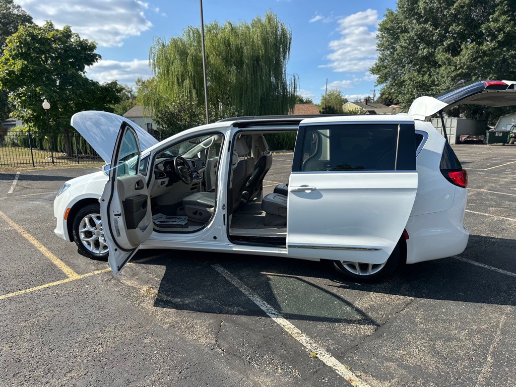2017 Chrysler Pacifica Image 24