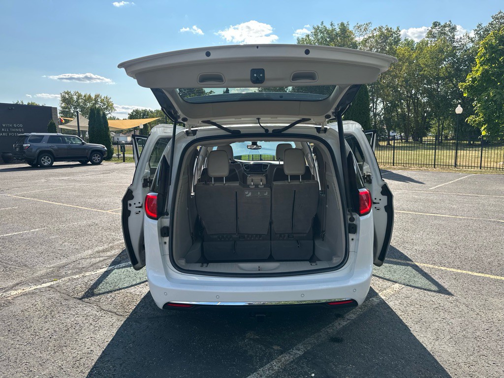2017 Chrysler Pacifica Image 25