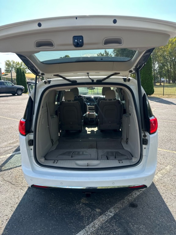 2017 Chrysler Pacifica Image 28