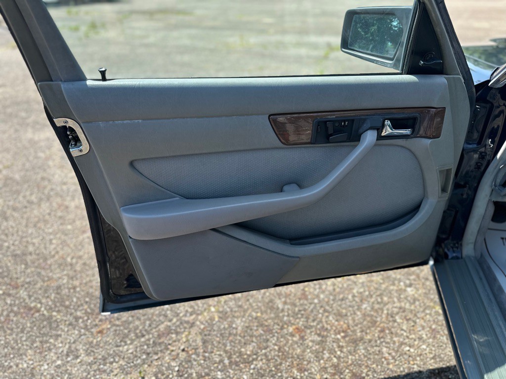 1988 Mercedes-Benz 420-Class Image 15