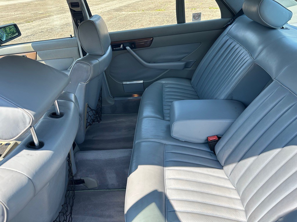 1988 Mercedes-Benz 420-Class Image 17