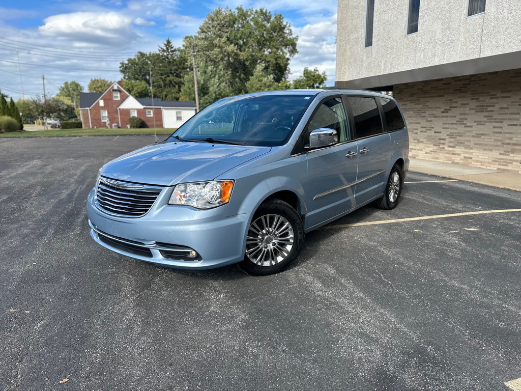 2013 Chrysler Town & Country Image 1