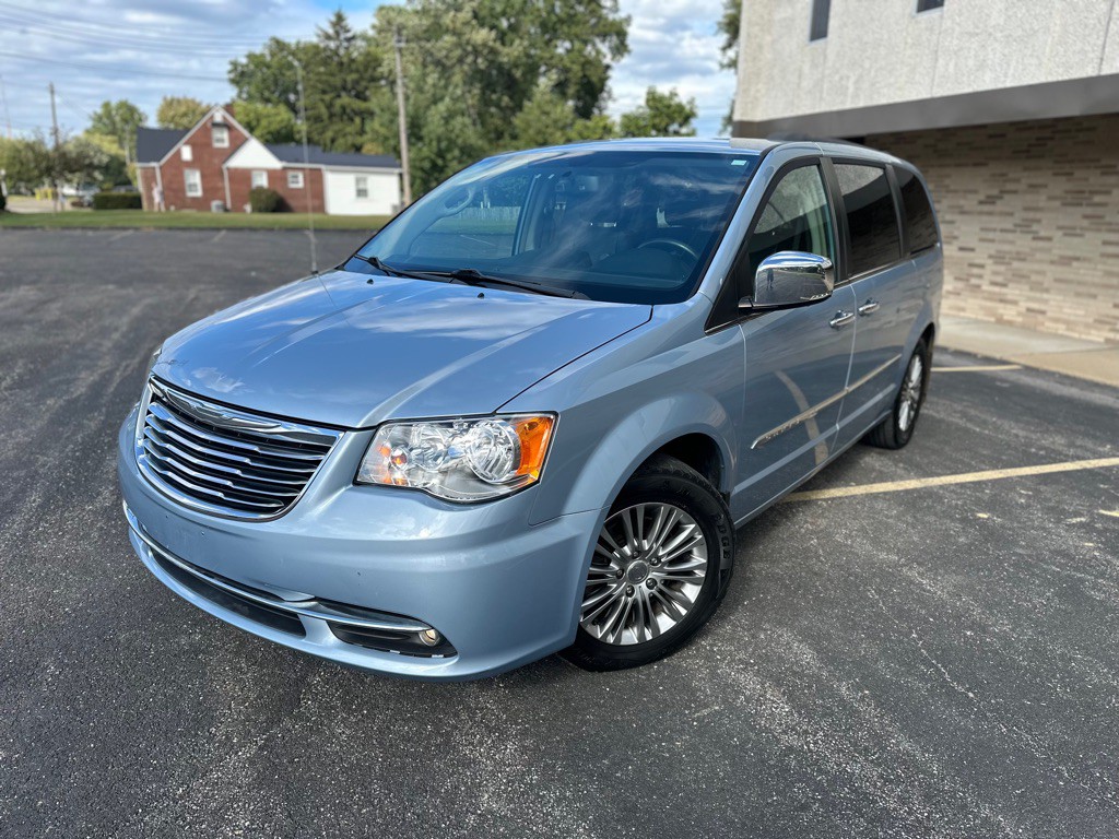 2013 Chrysler Town & Country Image 2