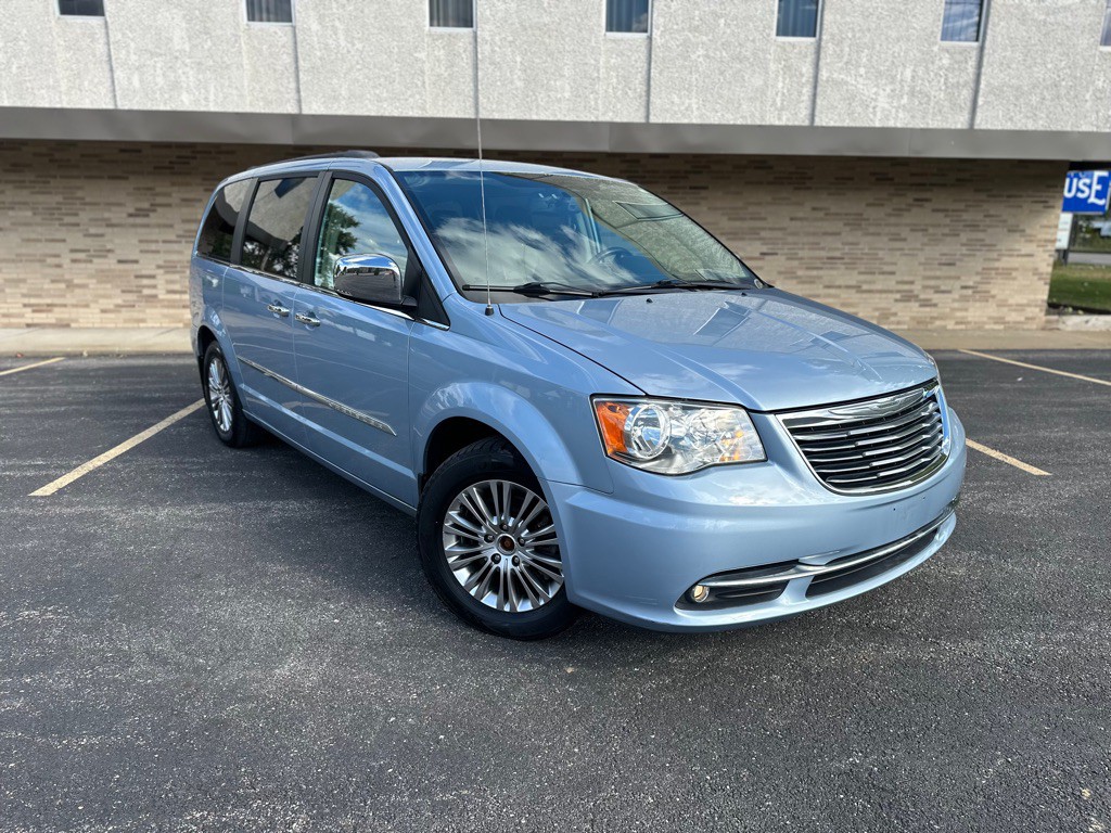 2013 Chrysler Town & Country Image 3