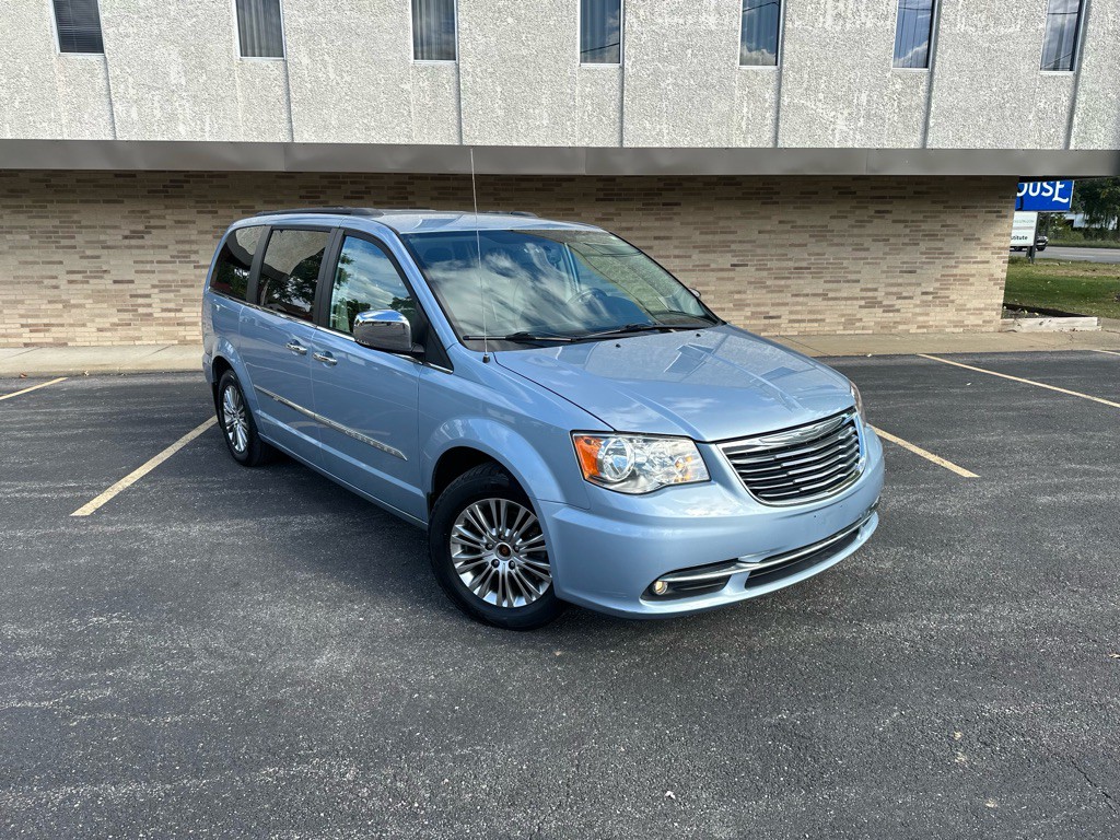 2013 Chrysler Town & Country Image 4