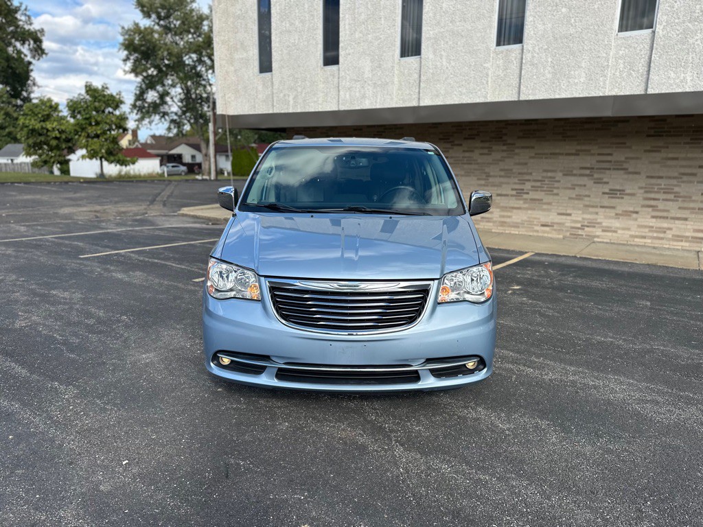 2013 Chrysler Town & Country Image 5