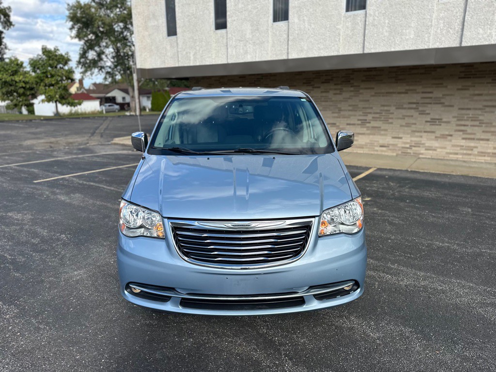 2013 Chrysler Town & Country Image 6