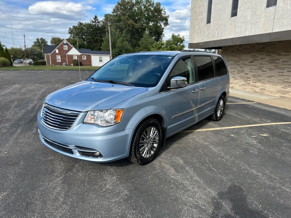 2013 Chrysler Town & Country Image 7