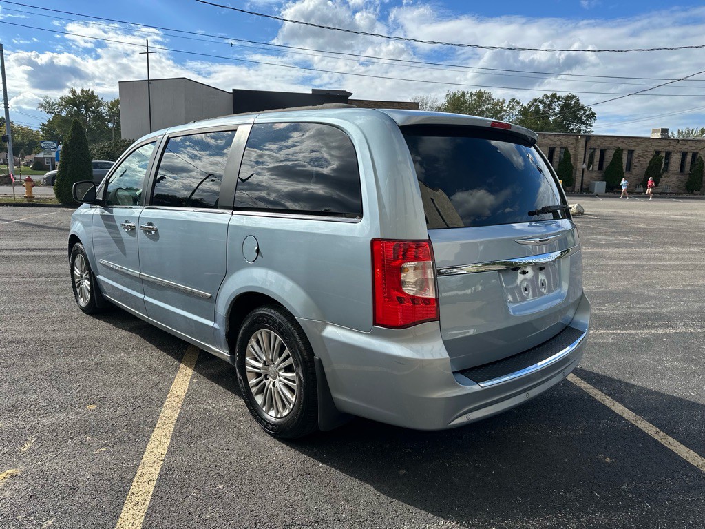 2013 Chrysler Town & Country Image 9