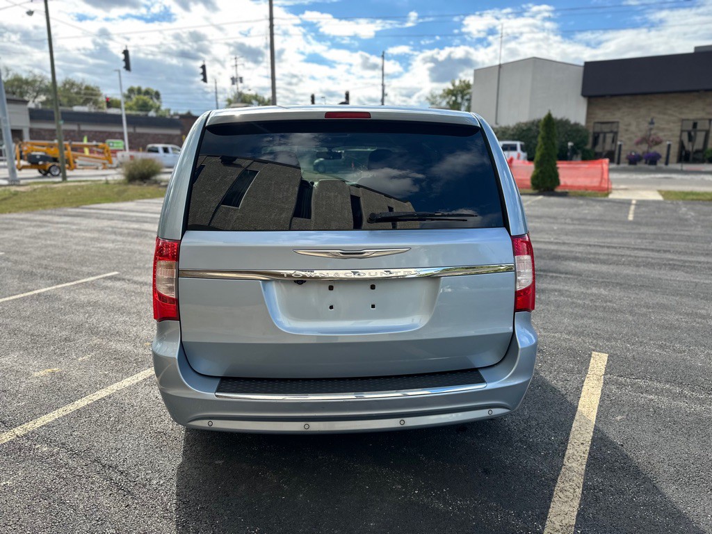 2013 Chrysler Town & Country Image 10