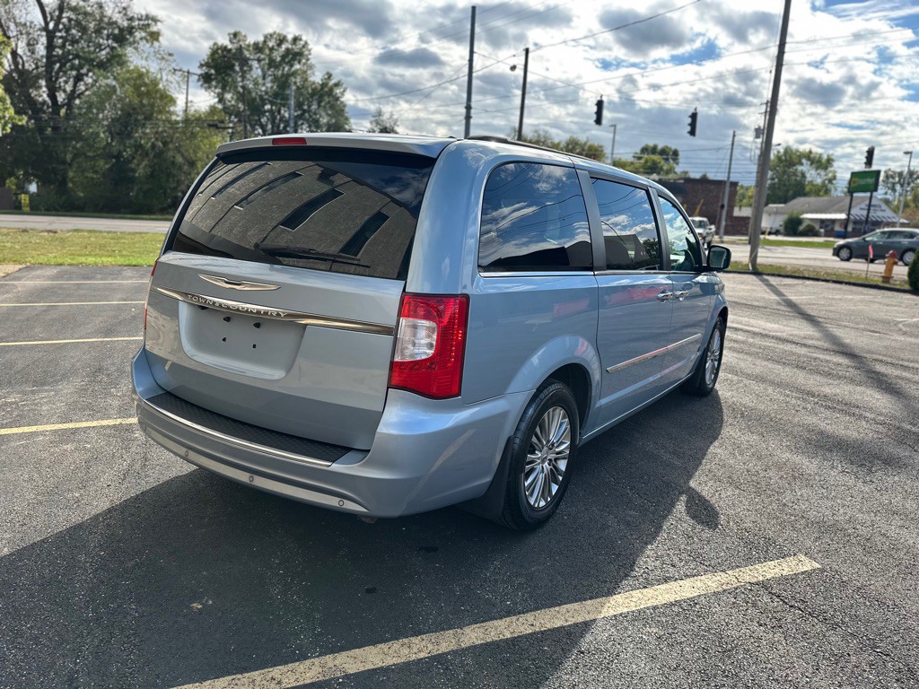 2013 Chrysler Town & Country Image 11