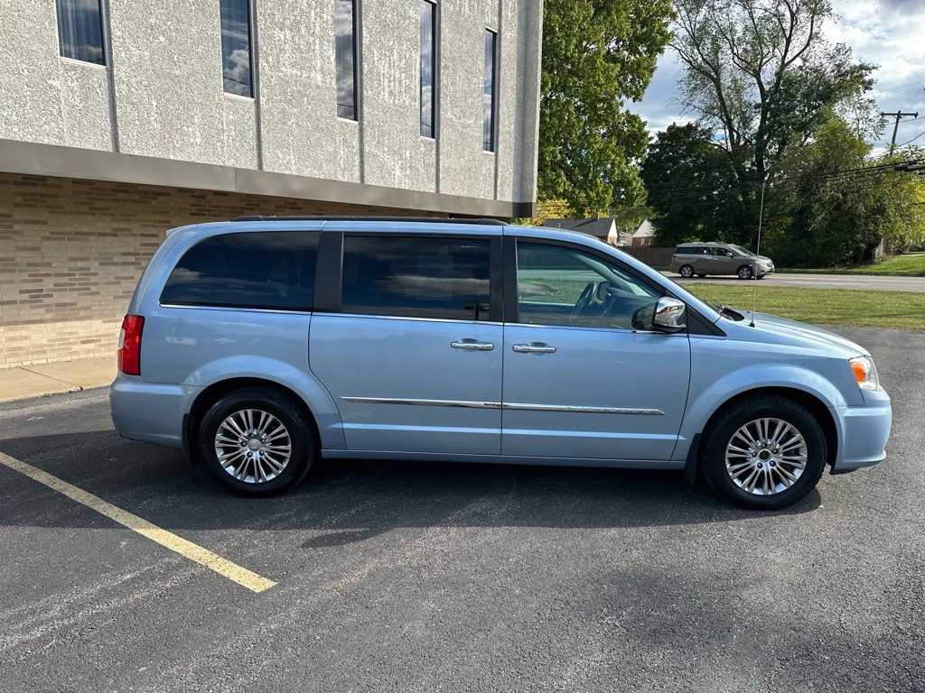 2013 Chrysler Town & Country Image 12