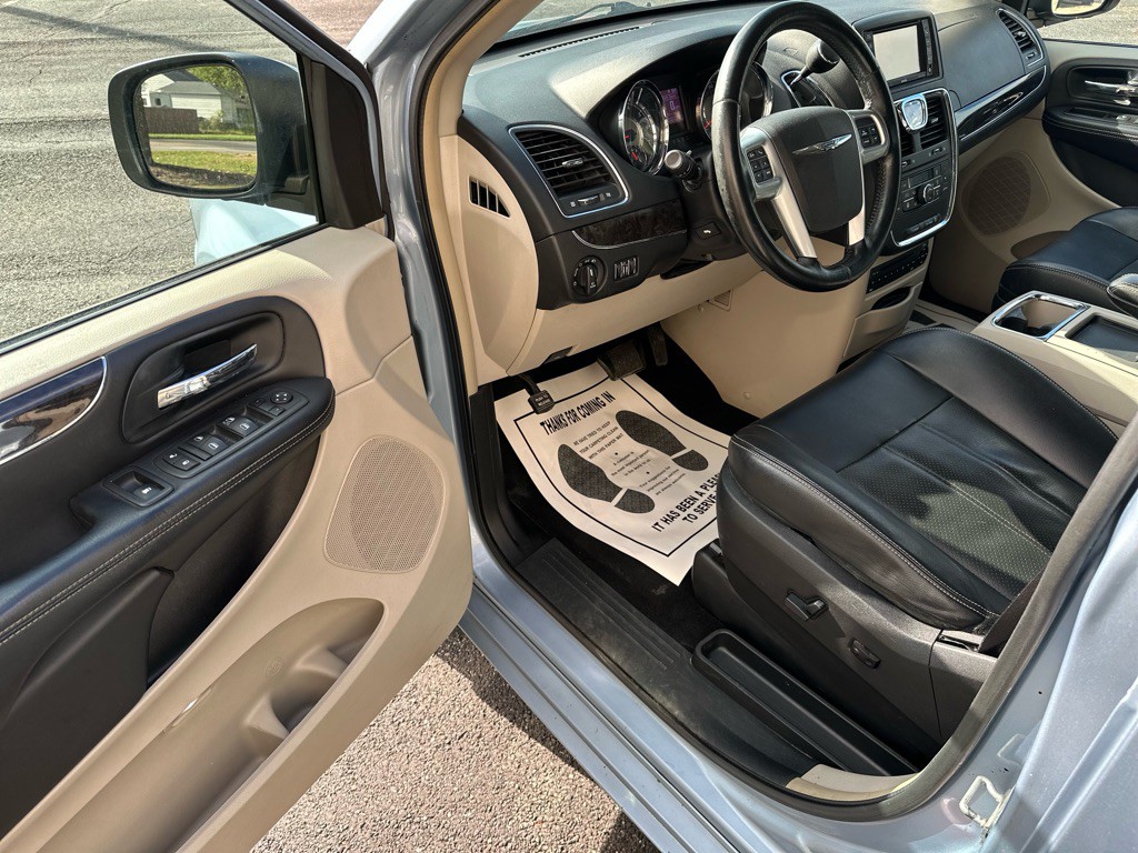 2013 Chrysler Town & Country Image 14