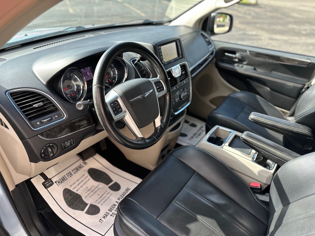 2013 Chrysler Town & Country Image 15