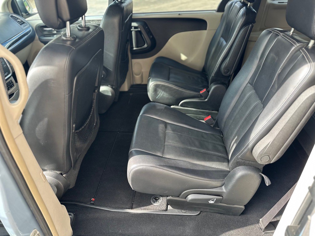 2013 Chrysler Town & Country Image 16