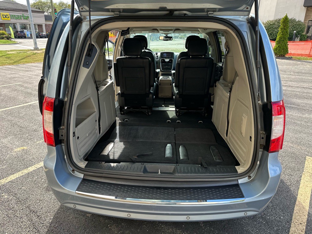 2013 Chrysler Town & Country Image 18