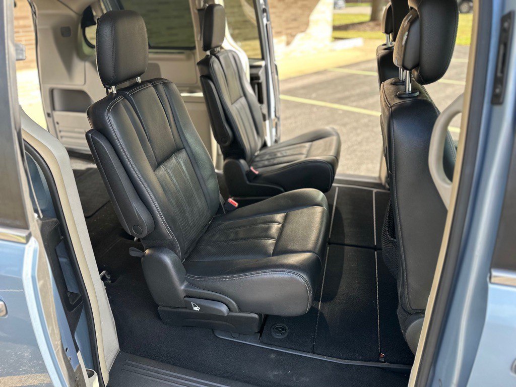2013 Chrysler Town & Country Image 19