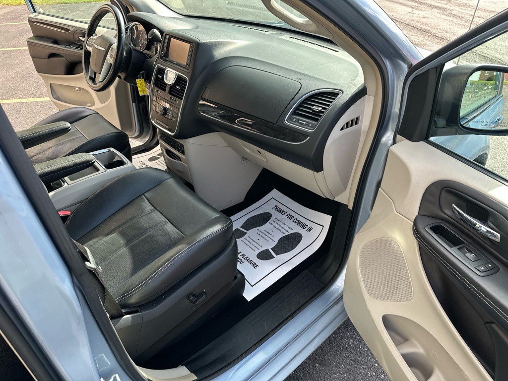 2013 Chrysler Town & Country Image 20