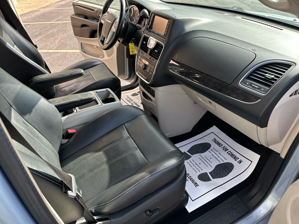 2013 Chrysler Town & Country Image 21