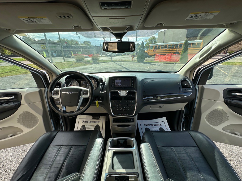 2013 Chrysler Town & Country Image 22