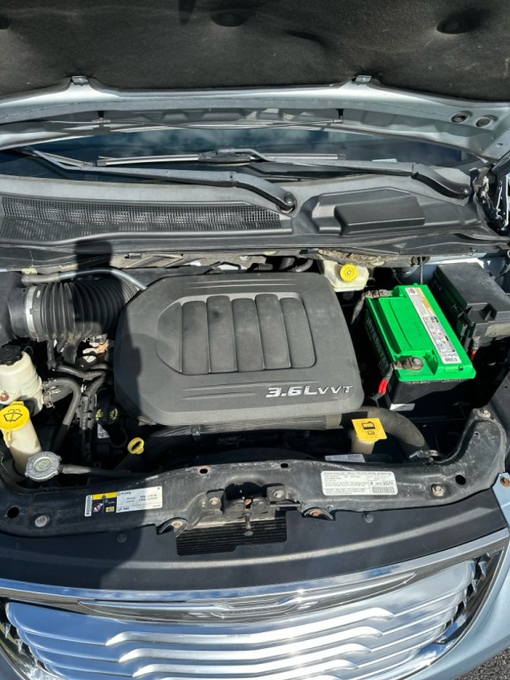 2013 Chrysler Town & Country Image 23