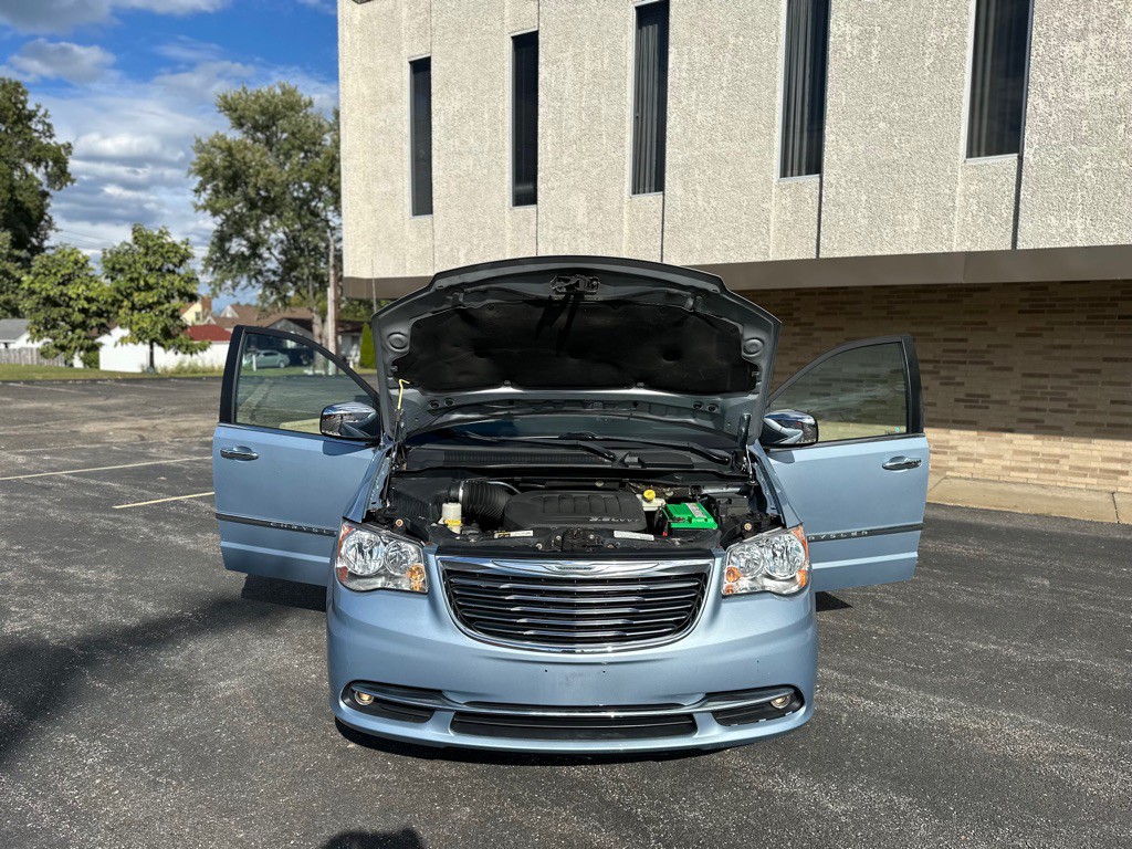 2013 Chrysler Town & Country Image 24