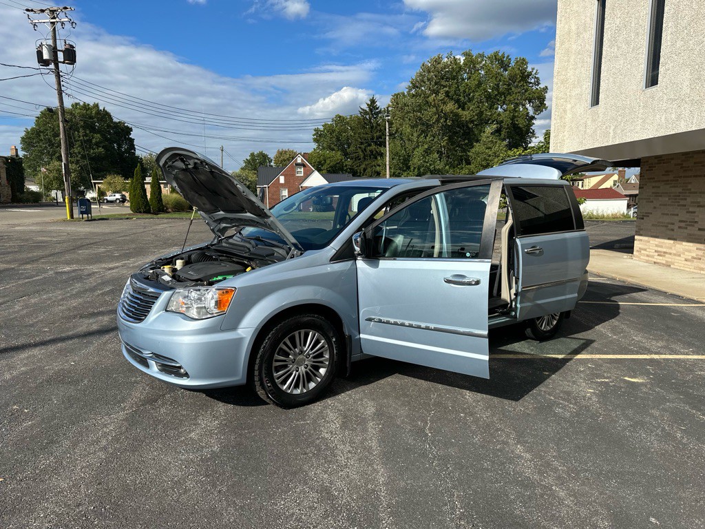 2013 Chrysler Town & Country Image 25