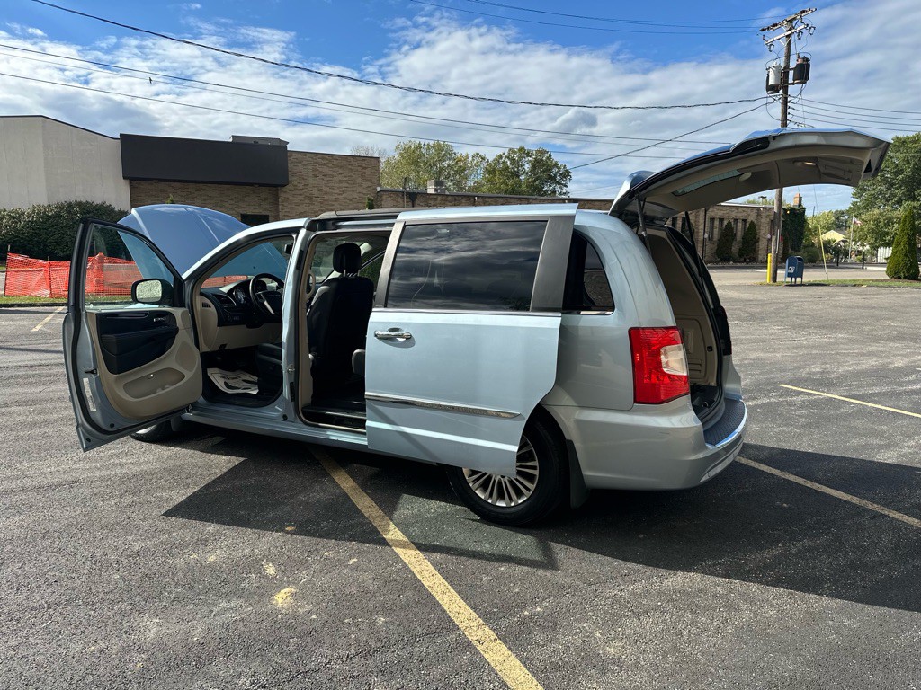 2013 Chrysler Town & Country Image 26